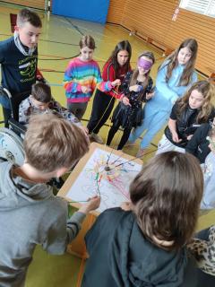 Kinder erleben in einer Selbsterfahrung was Behinderung bedeutet