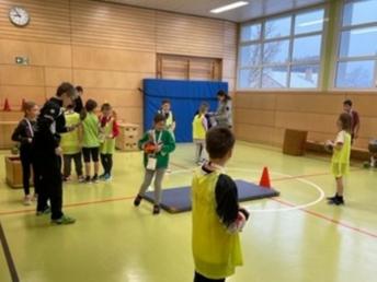 Grundschüler über an verschiedenen Handballstationen