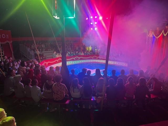 Kinder schauen gespannt in die Manege