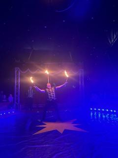 Ein Artist macht Feuerspiele